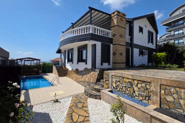 LUXURIÖSE NEUE VILLA IN ALANYA KARGICAK – NUR 700 METER VOM MEER ENTFERNT!